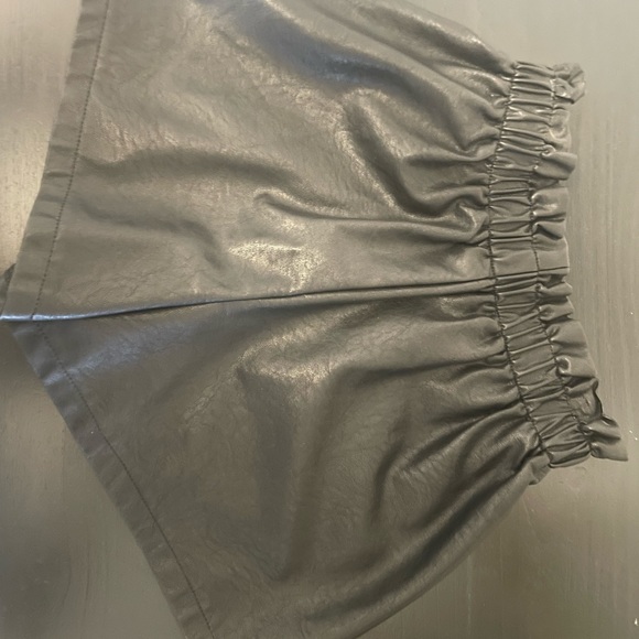Black leather shorts with pockets - Picture 1 of 3